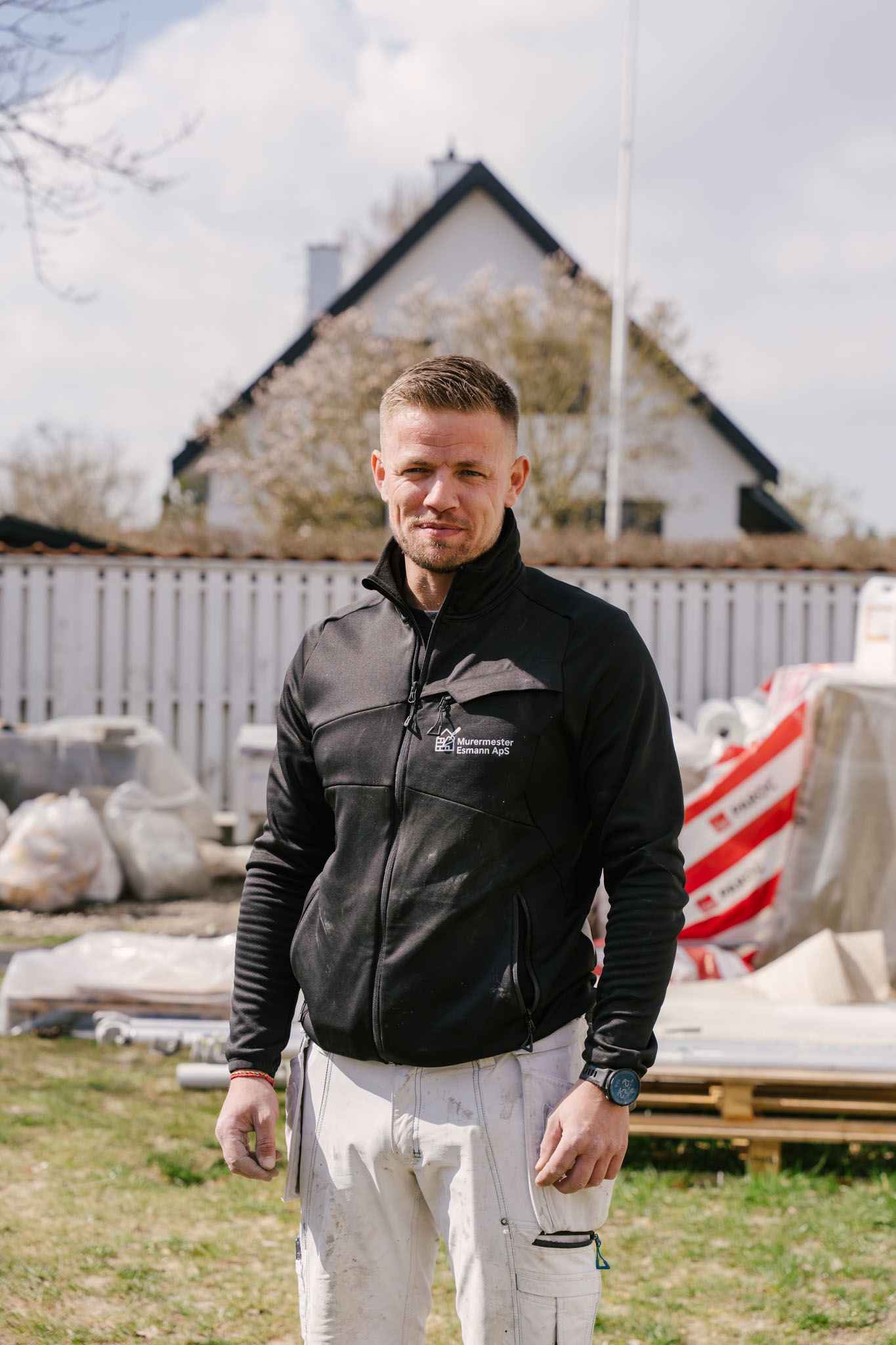 Murermester Esmann ved arbejdsplads — portrait