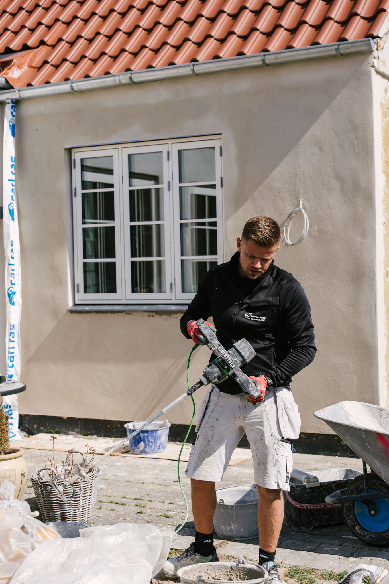 Omfugning — Murermester Esmann med mørtelpisker